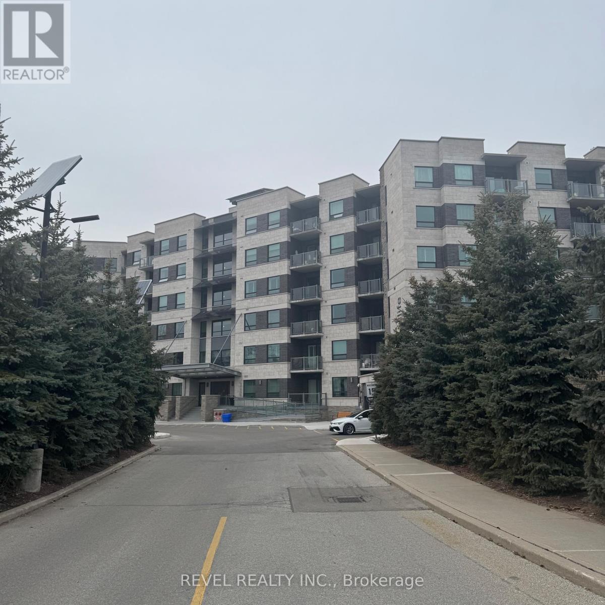 422 - 383 MAIN STREET E