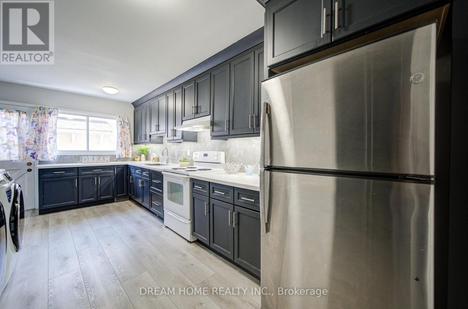 1323 Shamir Crescent, Mississauga, Ontario  L5C 1L2 - Photo 12 - W13645144