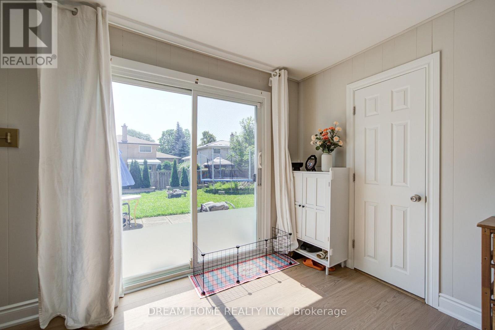 1323 Shamir Crescent, Mississauga, Ontario  L5C 1L2 - Photo 27 - W13645144