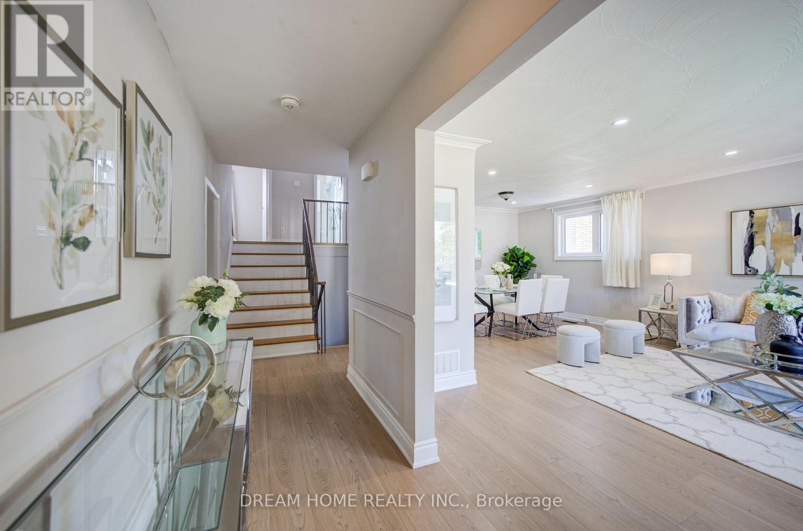 1323 Shamir Crescent, Mississauga, Ontario  L5C 1L2 - Photo 4 - W13645144
