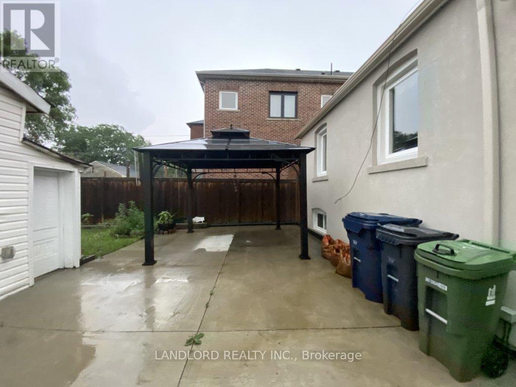 Main - 92 Holwood Avenue, Toronto, Ontario  M6M 1P6 - Photo 18 - W13645278