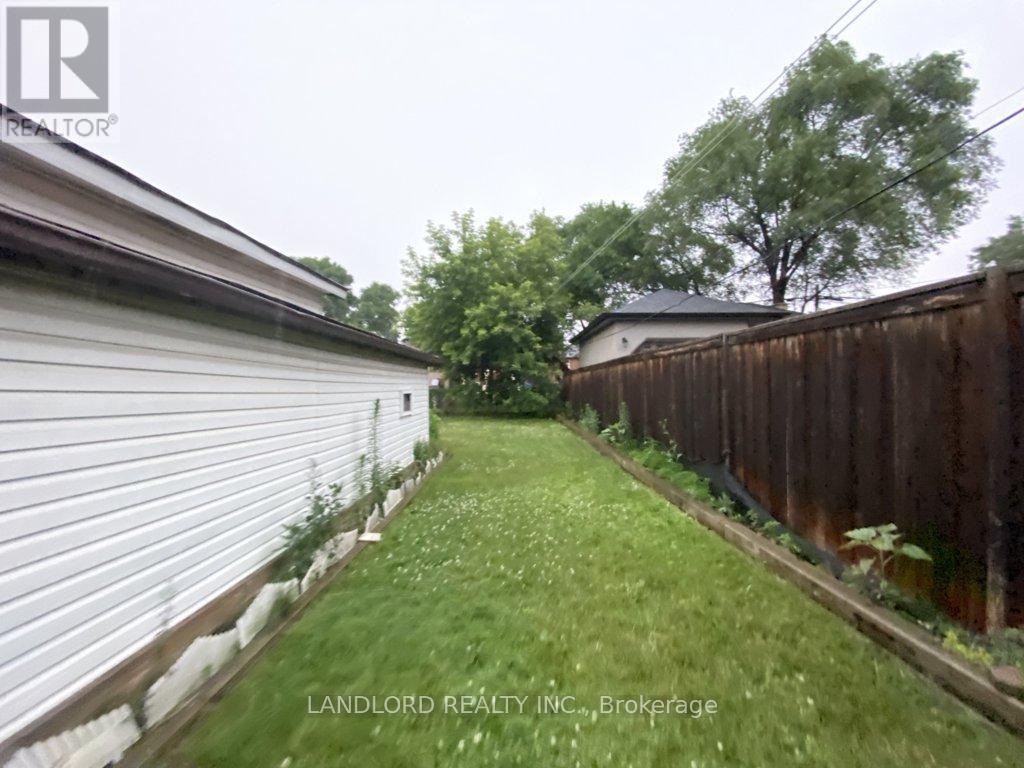 Main - 92 Holwood Avenue, Toronto, Ontario  M6M 1P6 - Photo 19 - W13645278