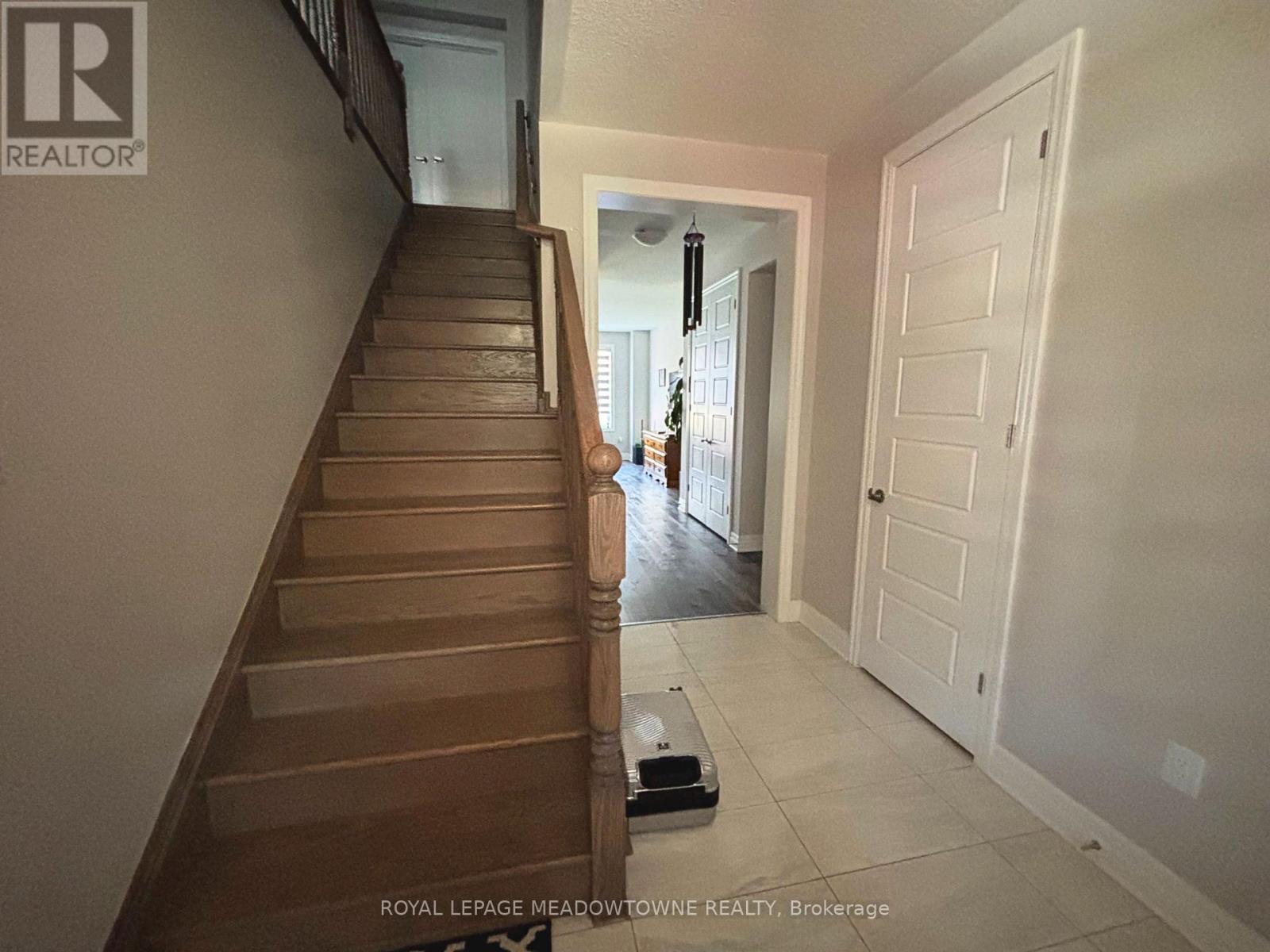 523 Bellflower Court, Milton, Ontario L9E 1W5 - Photo 2 - W13625238