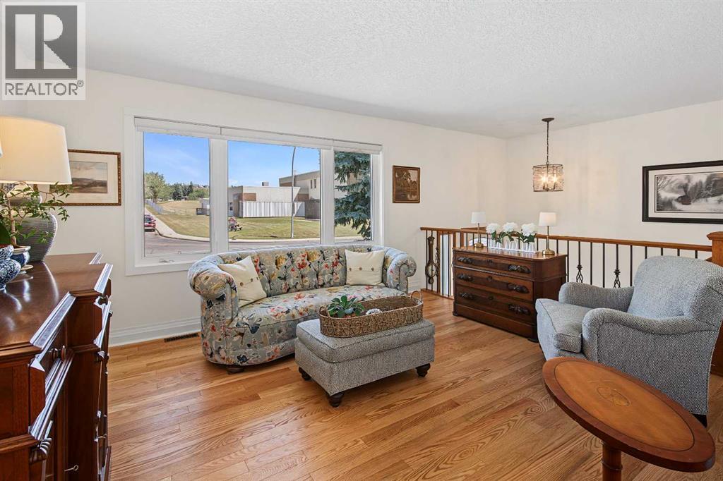 5523 Dalhart Road NW, Calgary, Alberta  T3A 1S3 - Photo 3 - A2330949
