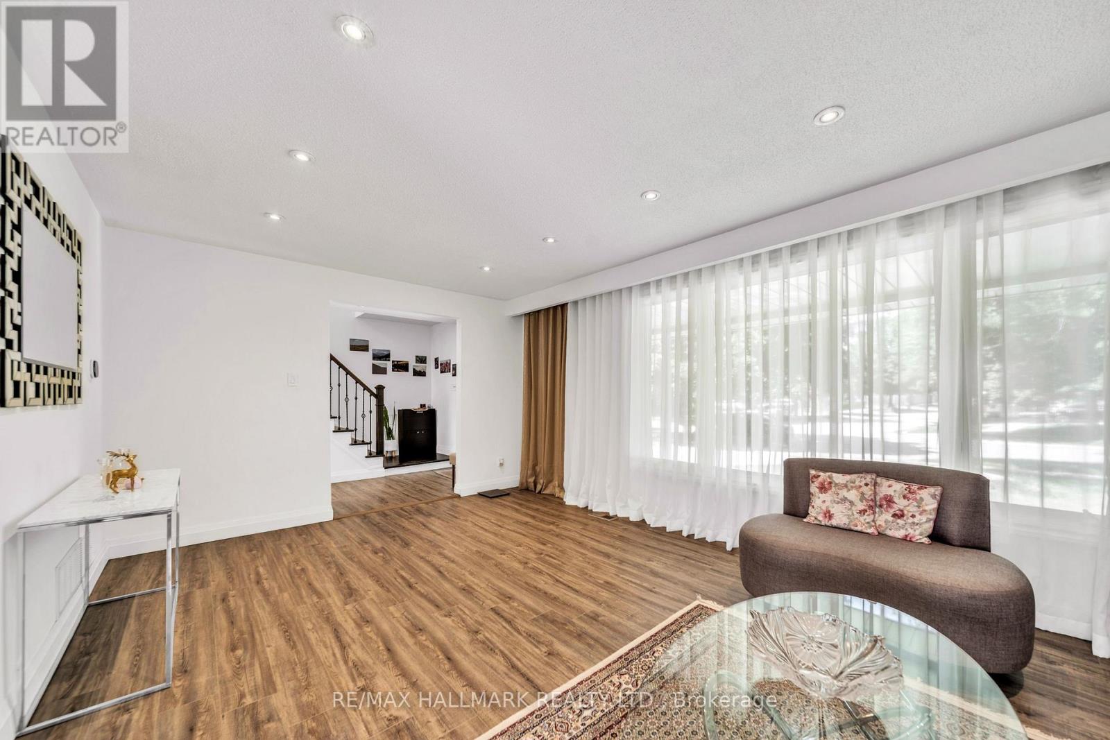 39 Sunnywood Crescent, Richmond Hill (South Richvale), Ontario  L4C 6W2 - Photo 8 - N13645308
