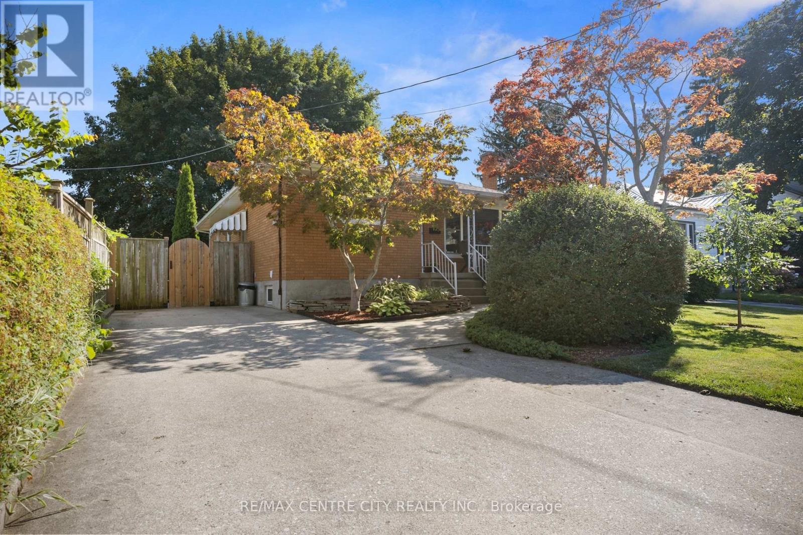21 Spruce Street, St. Thomas, Ontario  N5R 1N4 - Photo 2 - X13645472