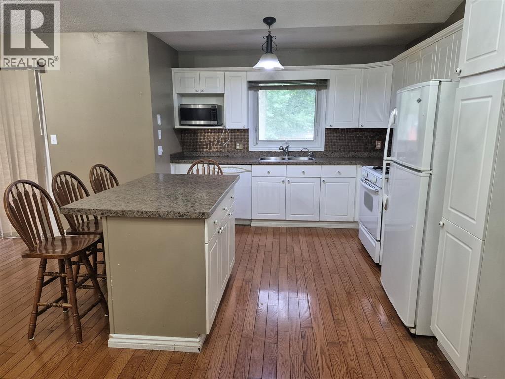 590 Montcalm Avenue, Sarnia, Ontario  N7S 2R3 - Photo 5 - 26019053