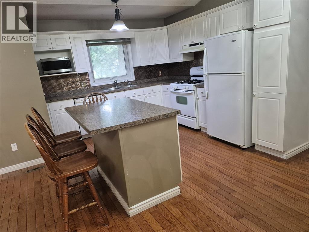 590 Montcalm Avenue, Sarnia, Ontario  N7S 2R3 - Photo 7 - 26019053