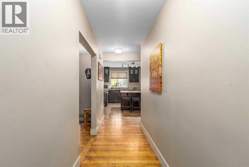 3042 28 Street SW, Calgary, Alberta  T3E 2J5 - Photo 3 - A2335224