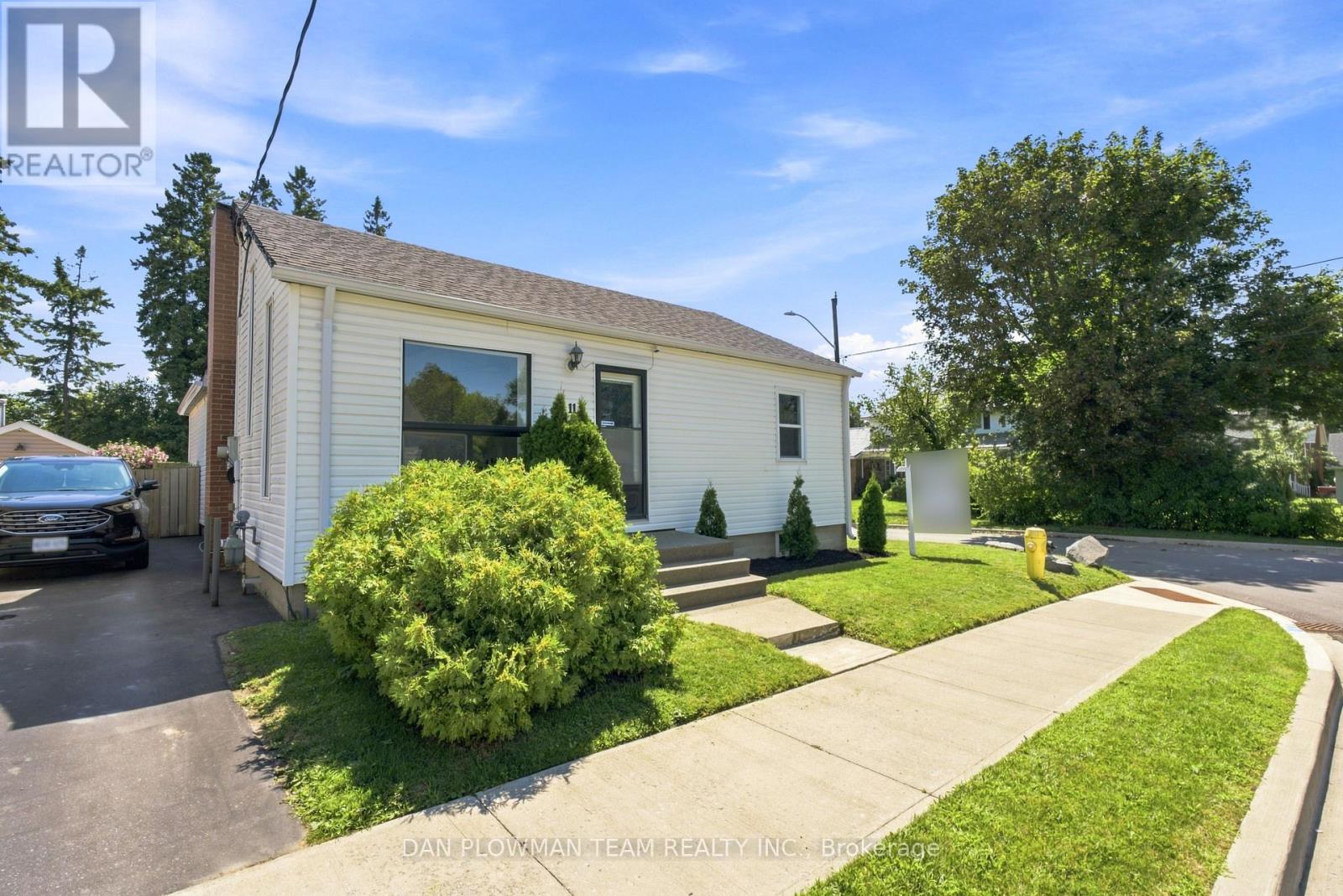 11 Veterans Avenue, Clarington, Ontario  L1C 2C1 - Photo 3 - E13645484