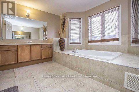 Main Floor - 11 Horsetail Street, Markham, Ontario  L6B 1K3 - Photo 7 - N13645722