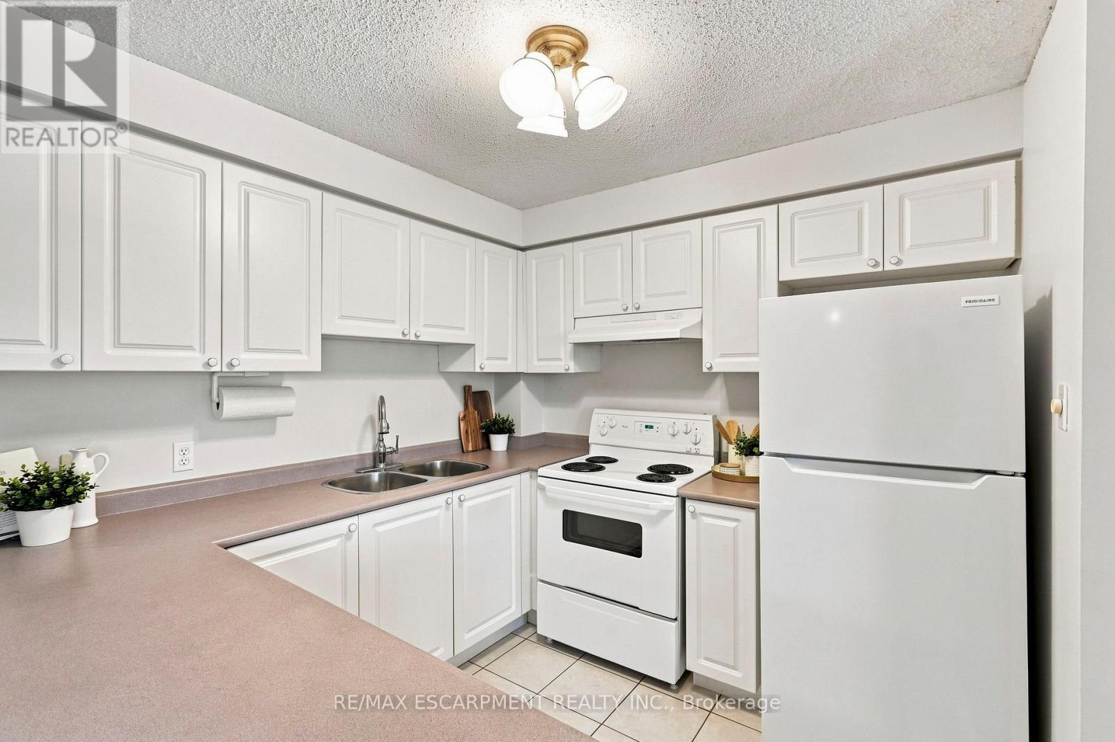 204 - 1701 Lampman Avenue, Burlington, Ontario  L7L 6R7 - Photo 8 - W13645760