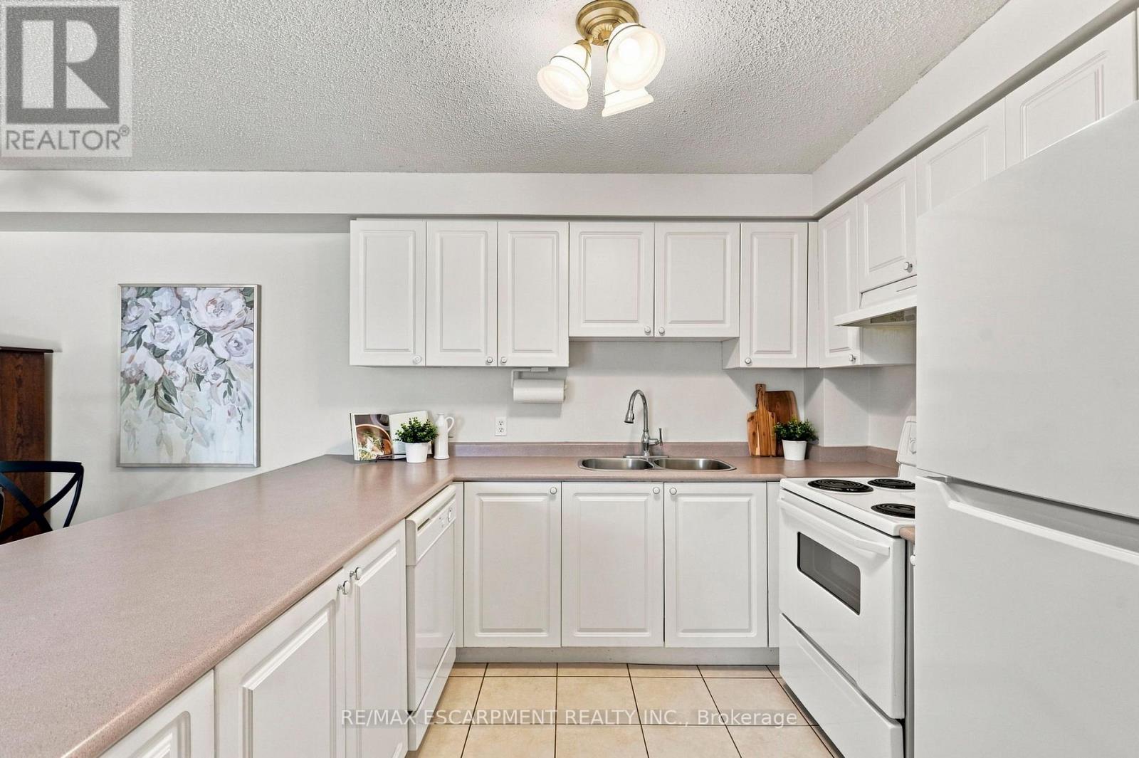 204 - 1701 Lampman Avenue, Burlington, Ontario  L7L 6R7 - Photo 9 - W13645760