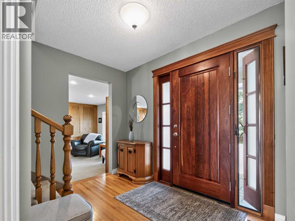 10723 Maplebend Drive SE, Calgary, Alberta  T2J 1X3 - Photo 5 - A2325046