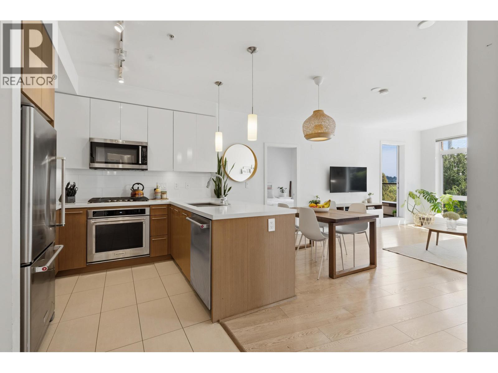 303 20 E Royal Avenue, New Westminster, British Columbia  V3L 0G9 - Photo 1 - R3153295
