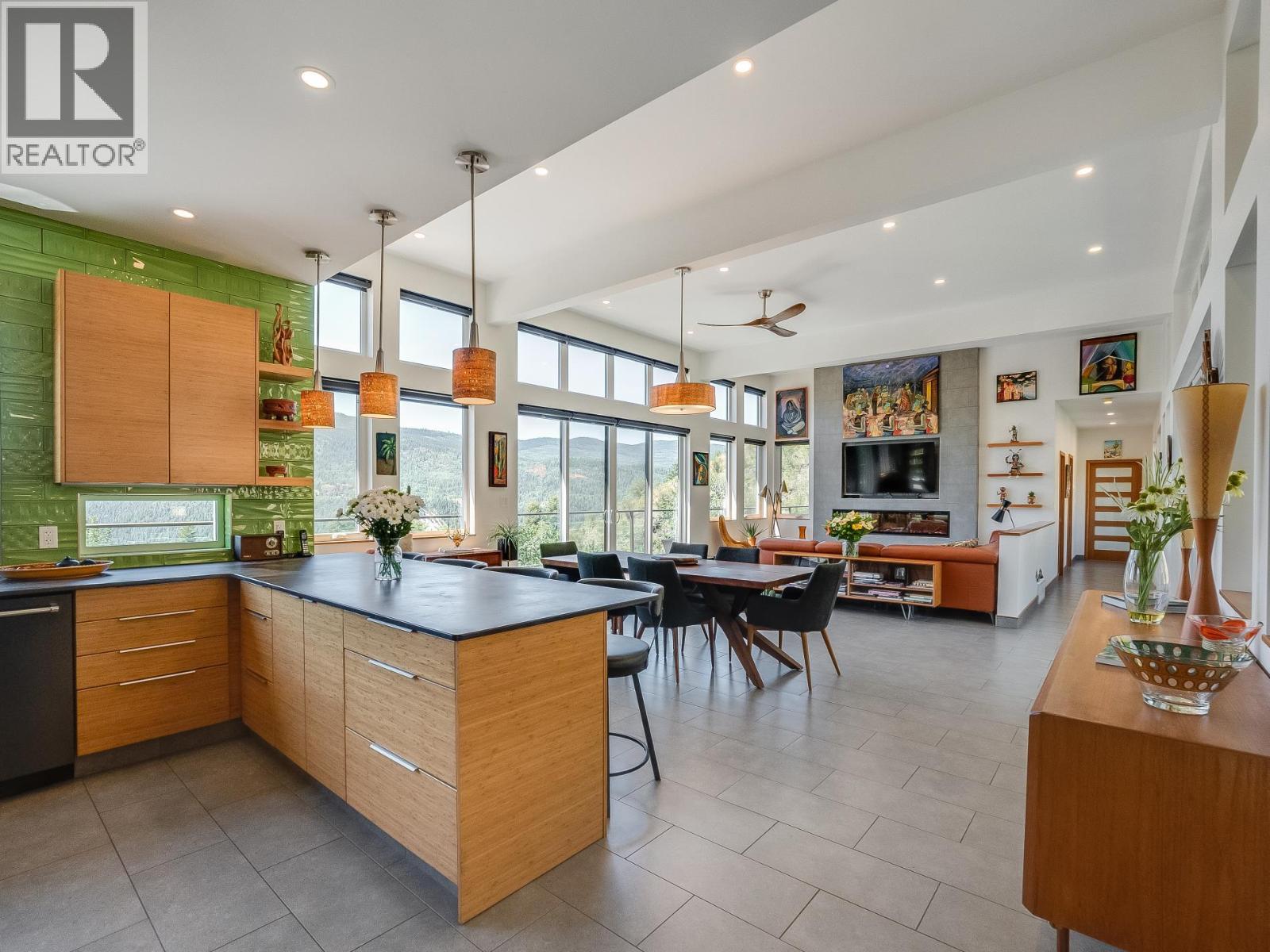 160 10th Avenue, Montrose, British Columbia  V0G 1P0 - Photo 16 - 10394364