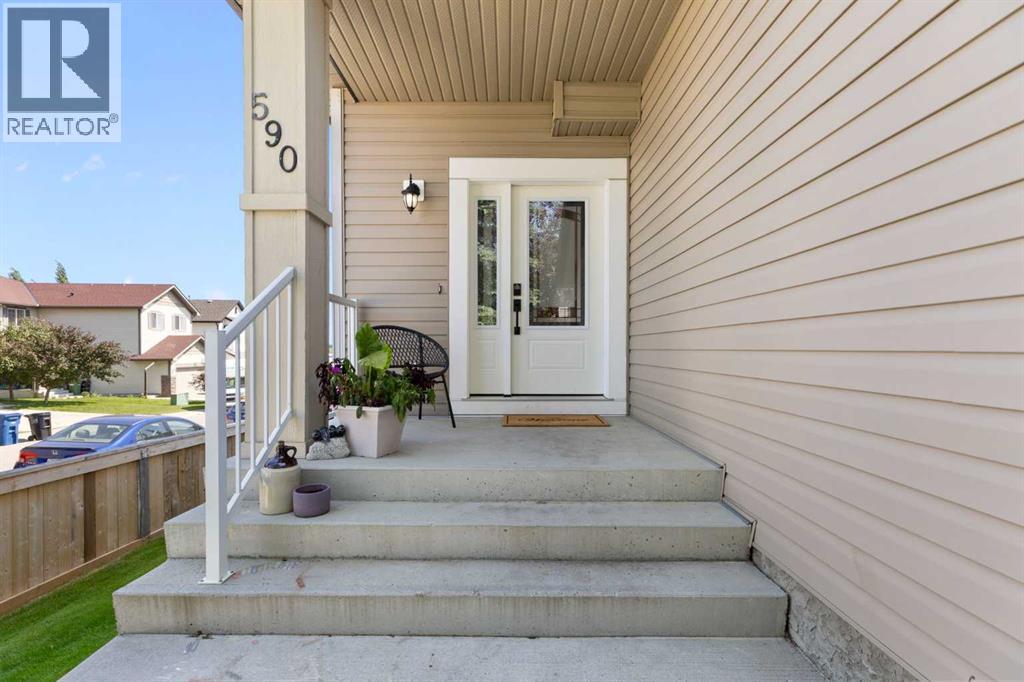 590 Coopers Drive SW, Airdrie, Alberta  T4B 3M4 - Photo 3 - A2329843