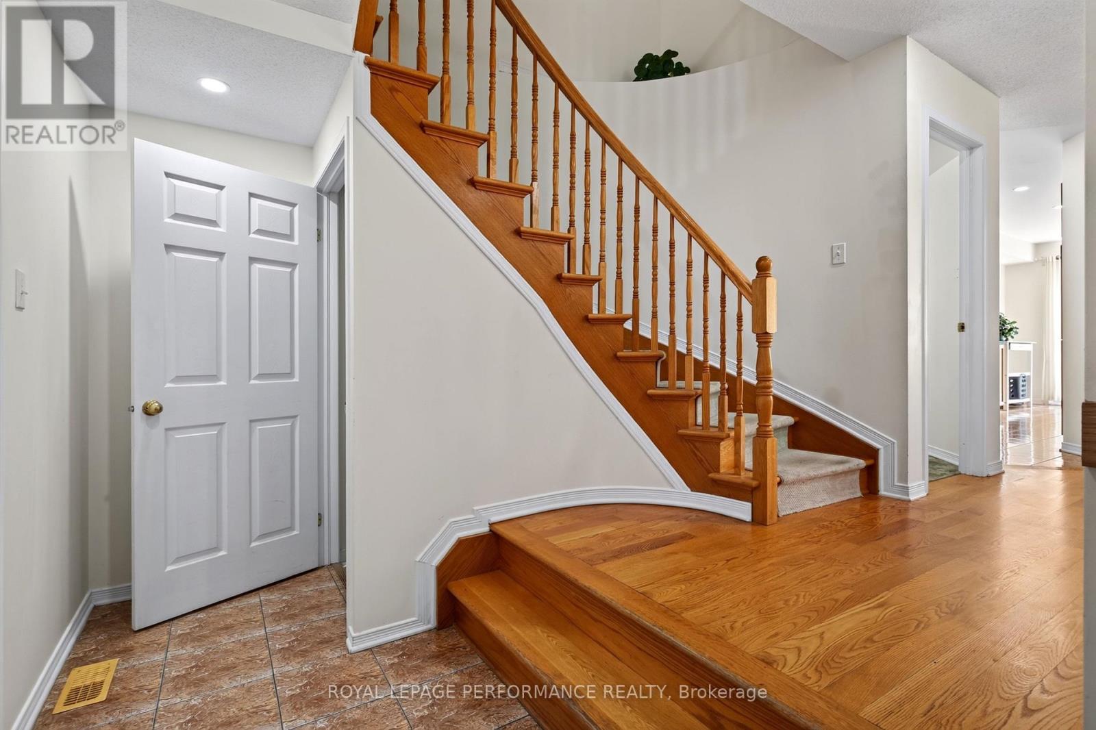 172 Carwood Circle, Ottawa, Ontario  K1K 4V6 - Photo 4 - X13646048