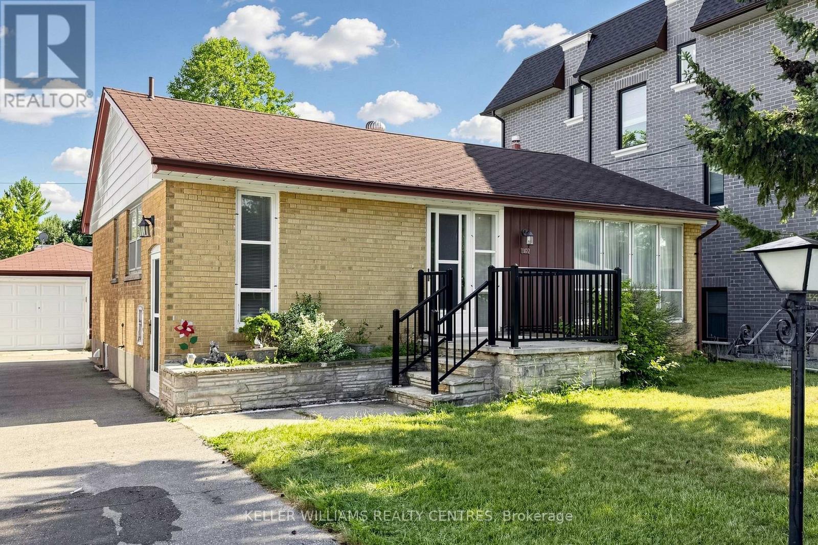 302 Palmer Avenue, Richmond Hill, Ontario  L4C 1P3 - Photo 1 - N13646110