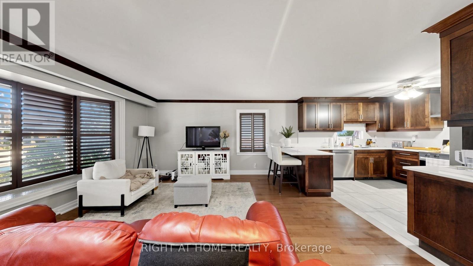 87 Riverdale Drive, Toronto, Ontario  M9V 2T8 - Photo 4 - W13645946