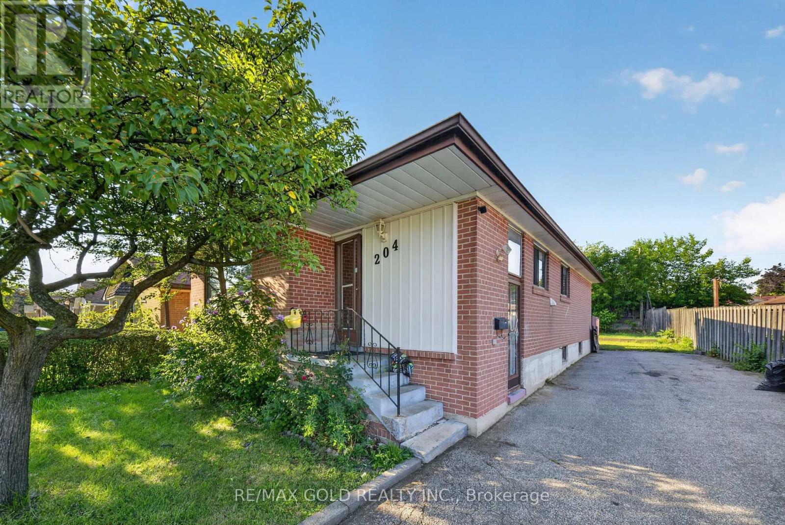 Upper - 204 Taysham Crescent, Toronto, Ontario  M9V 1X7 - Photo 2 - W13645974