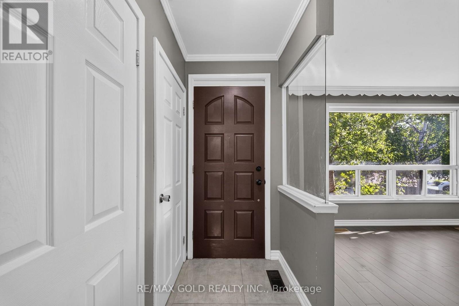 Upper - 204 Taysham Crescent, Toronto, Ontario  M9V 1X7 - Photo 3 - W13645974