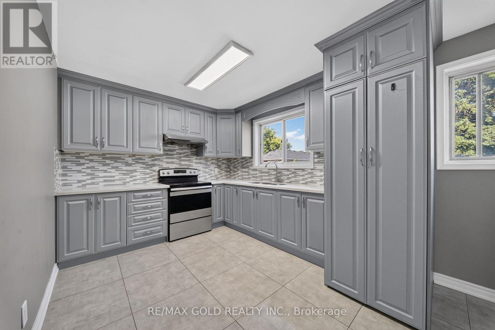 Upper - 204 Taysham Crescent, Toronto, Ontario  M9V 1X7 - Photo 6 - W13645974