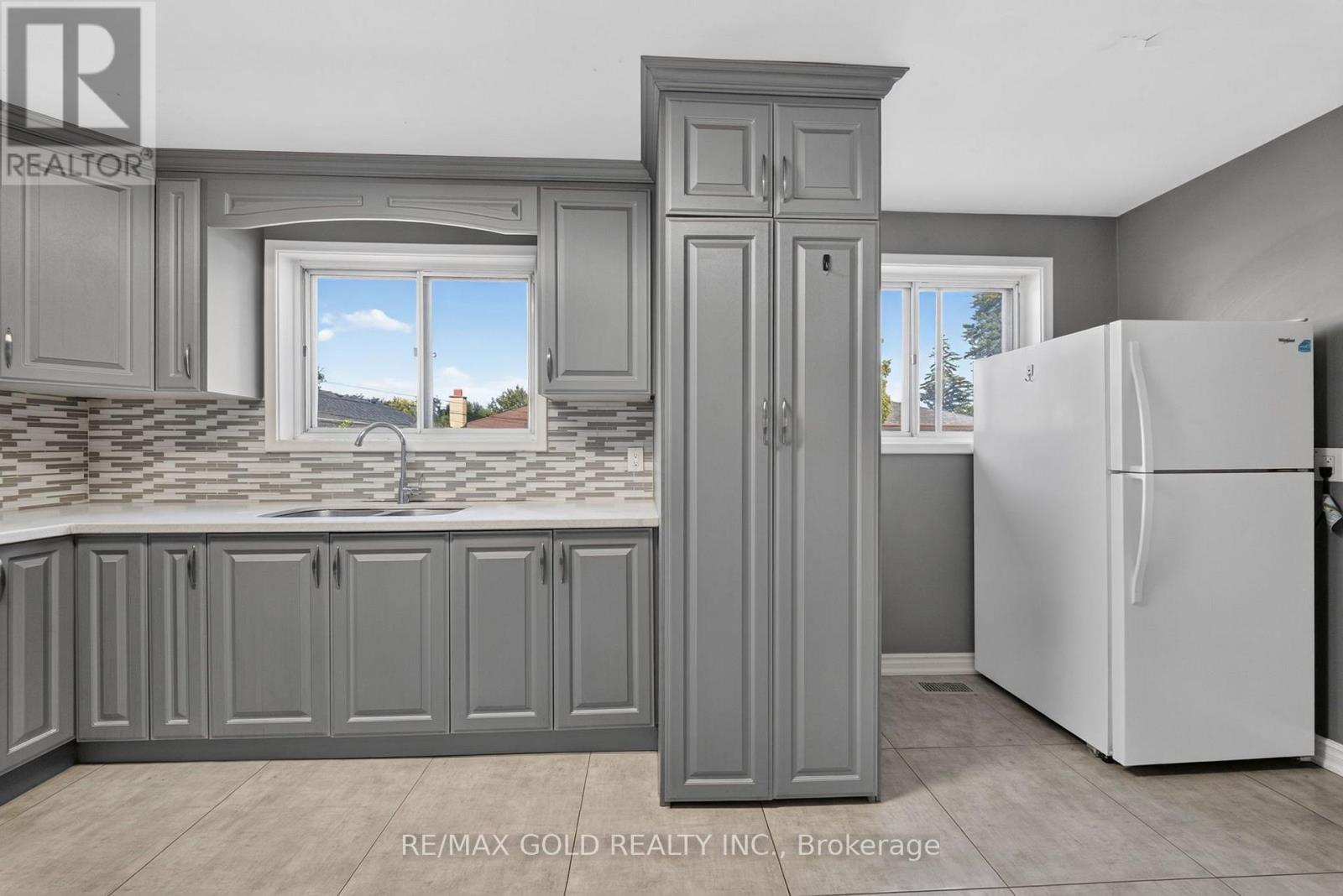Upper - 204 Taysham Crescent, Toronto, Ontario  M9V 1X7 - Photo 7 - W13645974