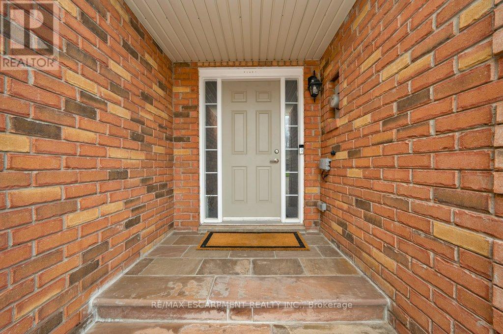2006 Erika Court, Oakville, Ontario  L6M 4R4 - Photo 2 - W13646046