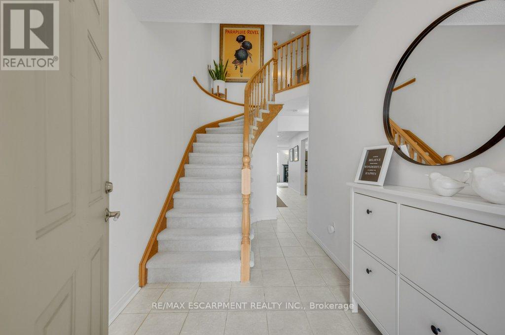 2006 Erika Court, Oakville, Ontario  L6M 4R4 - Photo 3 - W13646046