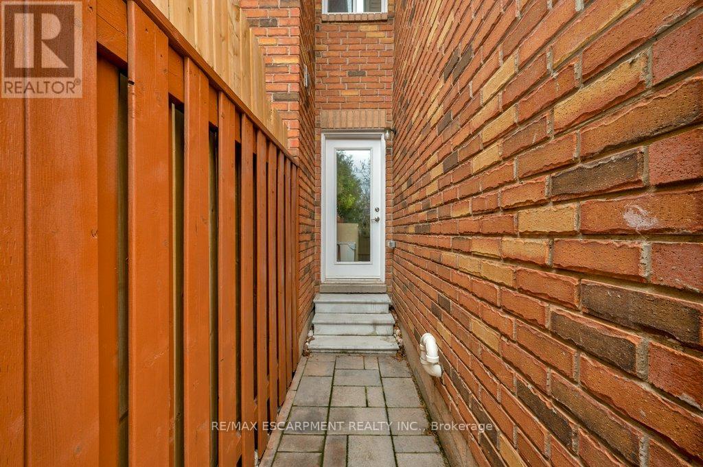 2006 Erika Court, Oakville, Ontario  L6M 4R4 - Photo 32 - W13646046