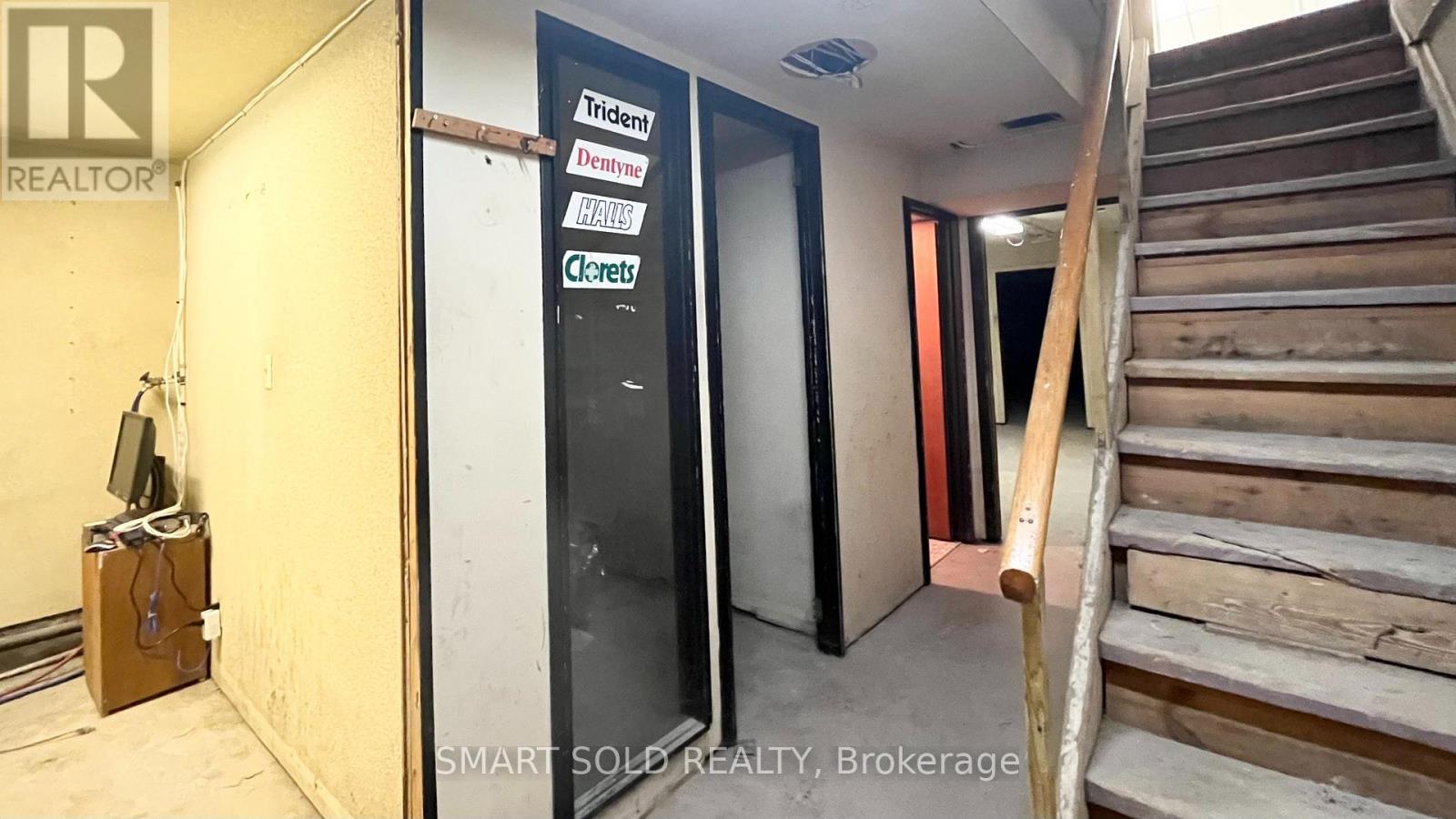 Main Flr + Bsmt - 1590 Eglinton Avenue W, Toronto, Ontario M6E 2G8 - Photo 7 - W13646086