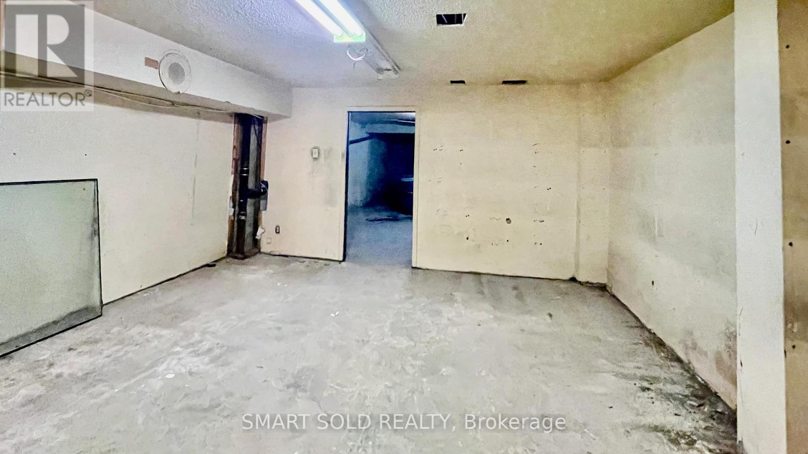 Main Flr + Bsmt - 1590 Eglinton Avenue W, Toronto, Ontario M6E 2G8 - Photo 8 - W13646086