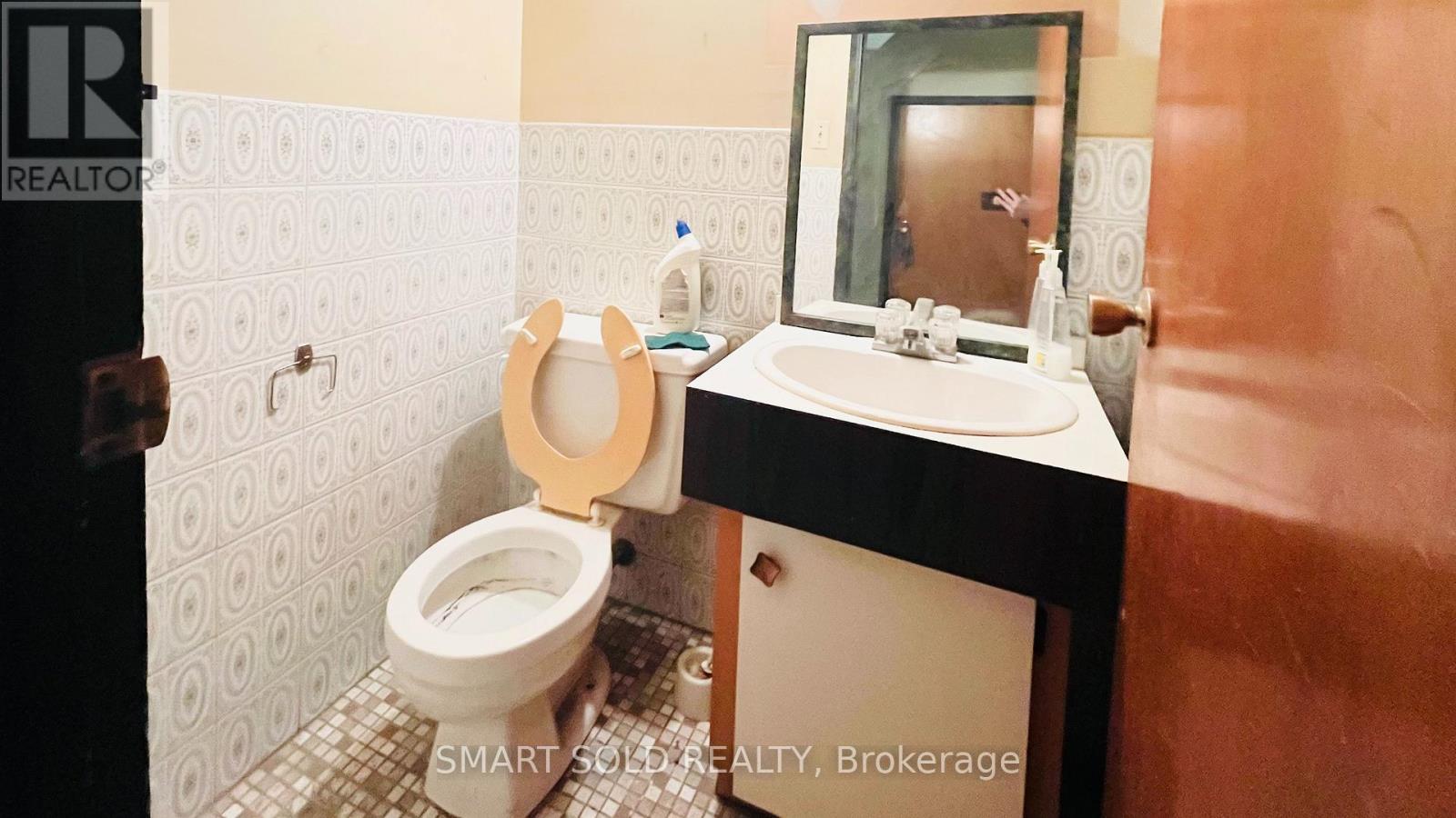 Main Flr + Bsmt - 1590 Eglinton Avenue W, Toronto, Ontario M6E 2G8 - Photo 9 - W13646086