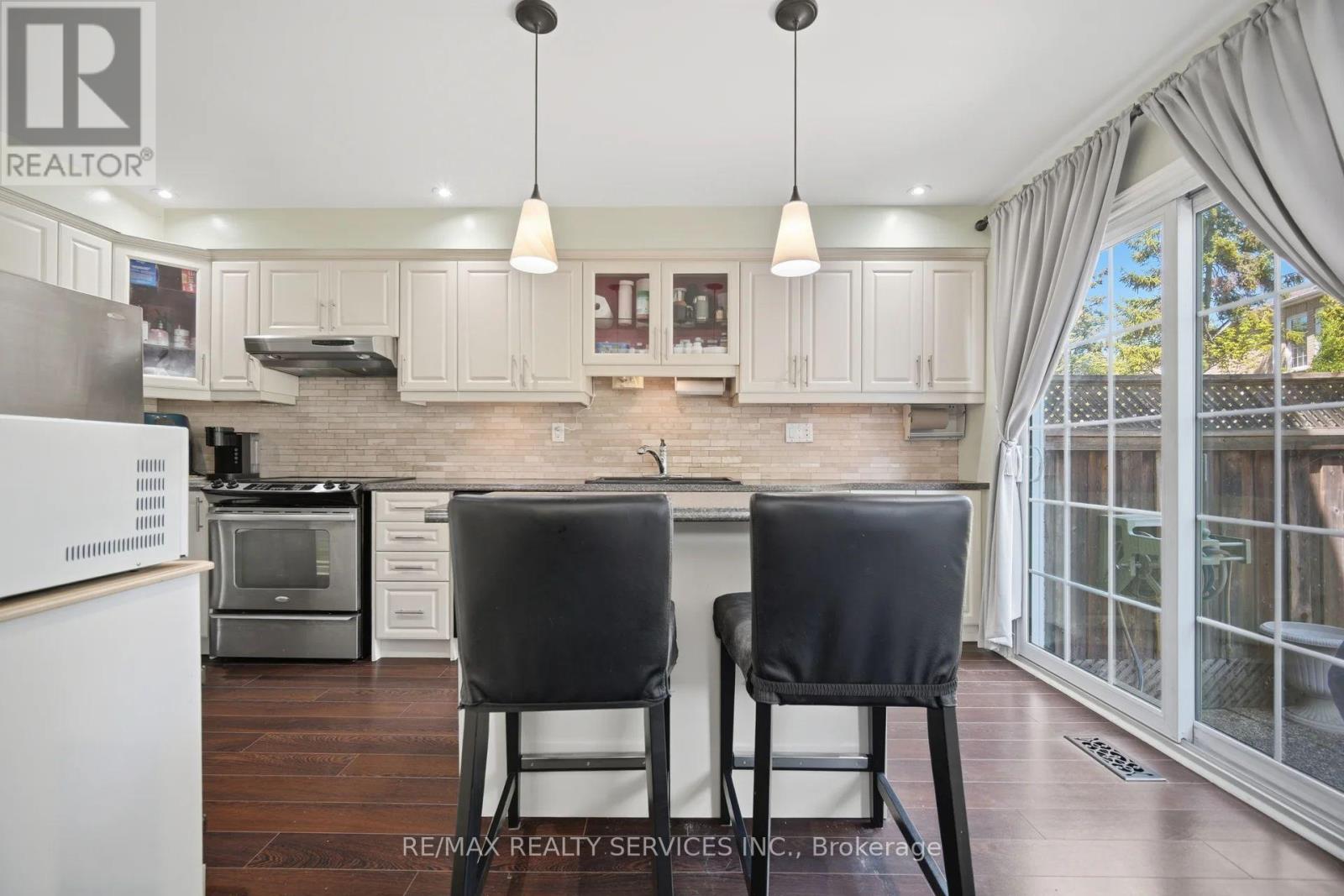 10 Hartnell Square, Brampton, Ontario  L6S 5W7 - Photo 7 - W13646090