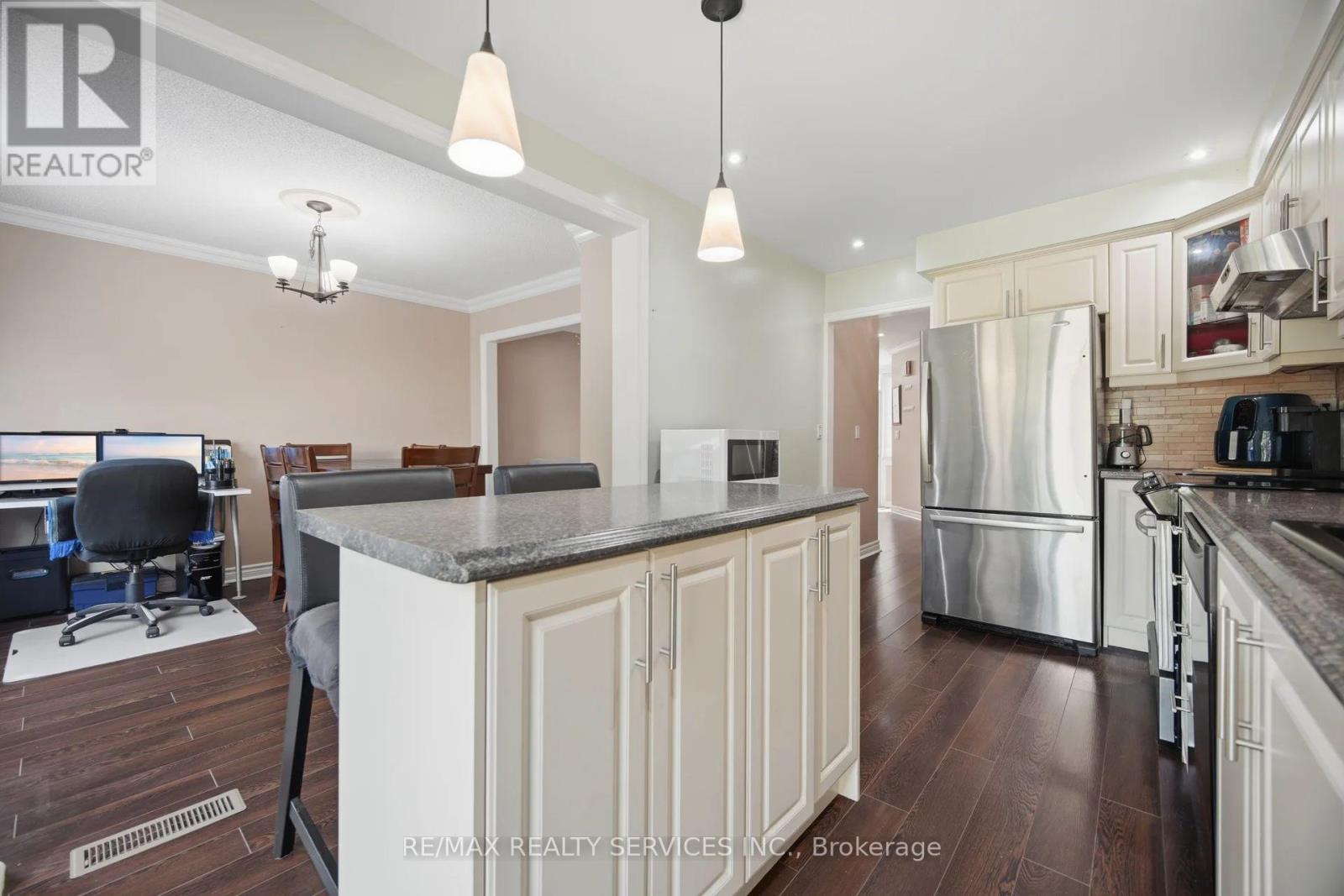 10 Hartnell Square, Brampton, Ontario  L6S 5W7 - Photo 8 - W13646090