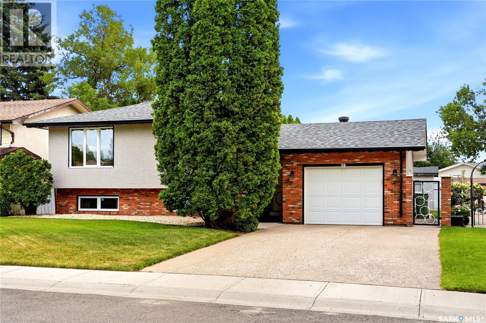 39 Hayes Crescent, Regina, Saskatchewan  S4X 1B1 - Photo 2 - SK044748