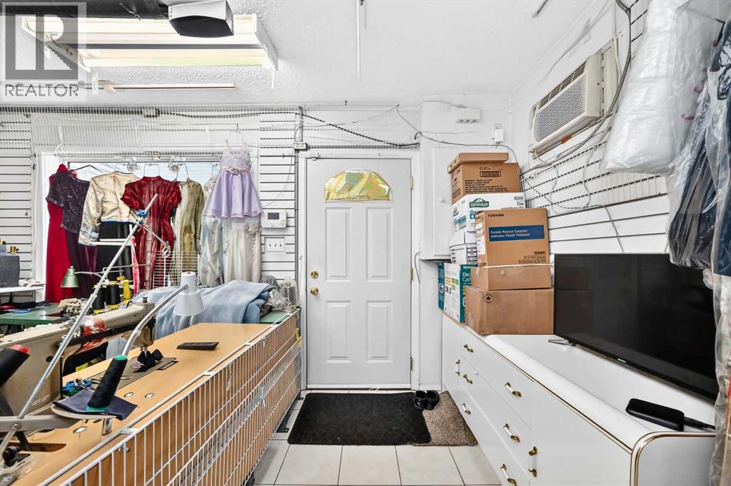 632 Marsh Road NE, Calgary, Alberta  T3E 5B3 - Photo 3 - A2334417