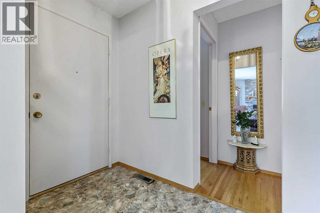 832 Canna Crescent SW, Calgary, Alberta  T2W 1N9 - Photo 2 - A2334420