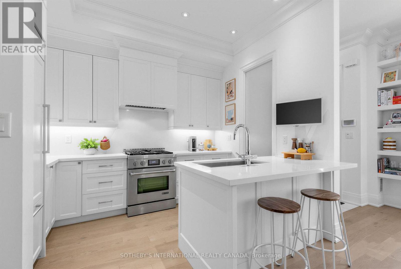 Th1 - 288 St Clair Avenue W, Toronto, Ontario  M4V 1S3 - Photo 12 - C13593406