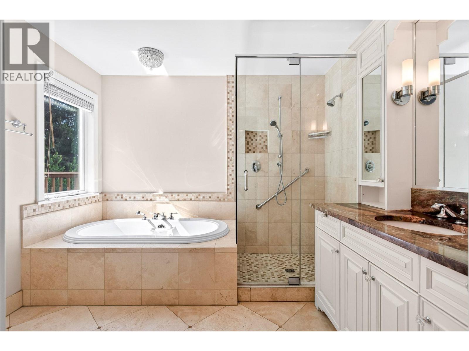 5600 Grousewoods Place, North Vancouver, British Columbia  V7R 4T4 - Photo 19 - R3153339