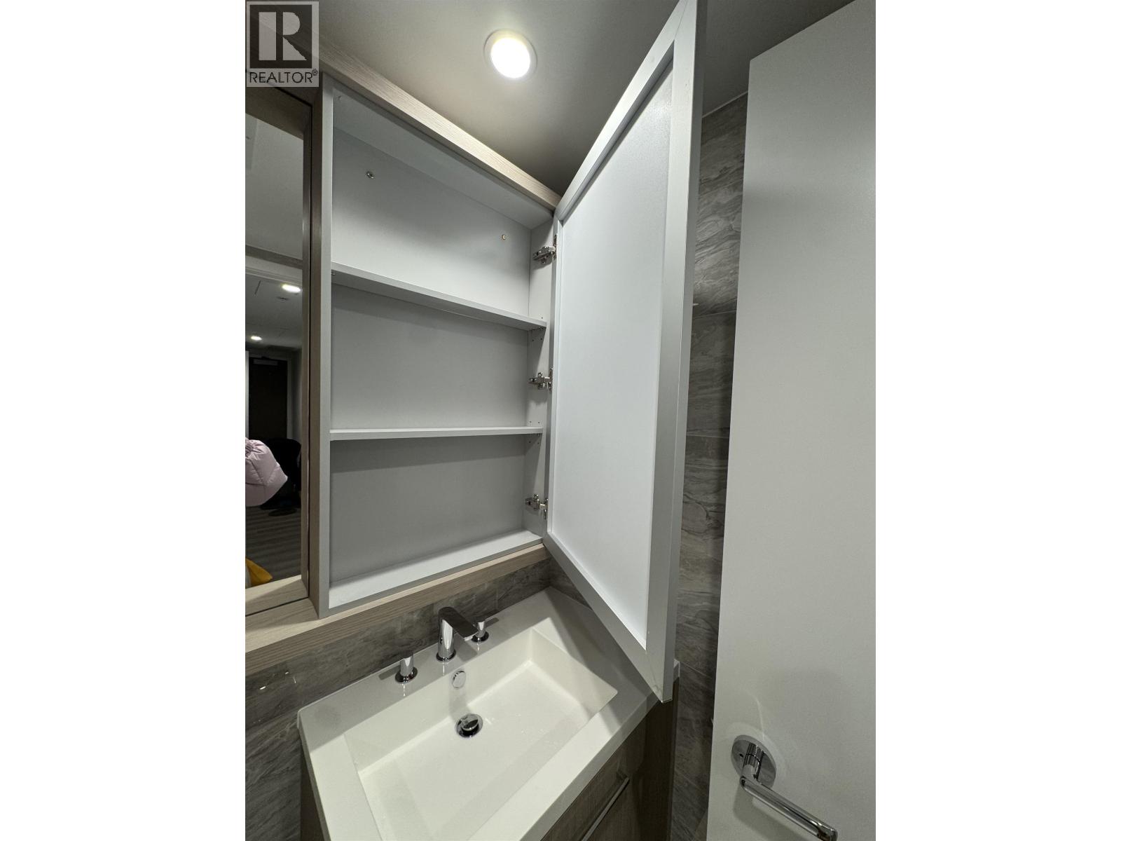 406 6608 Sussex Avenue, Burnaby, British Columbia  V5H 0M3 - Photo 3 - R3153337