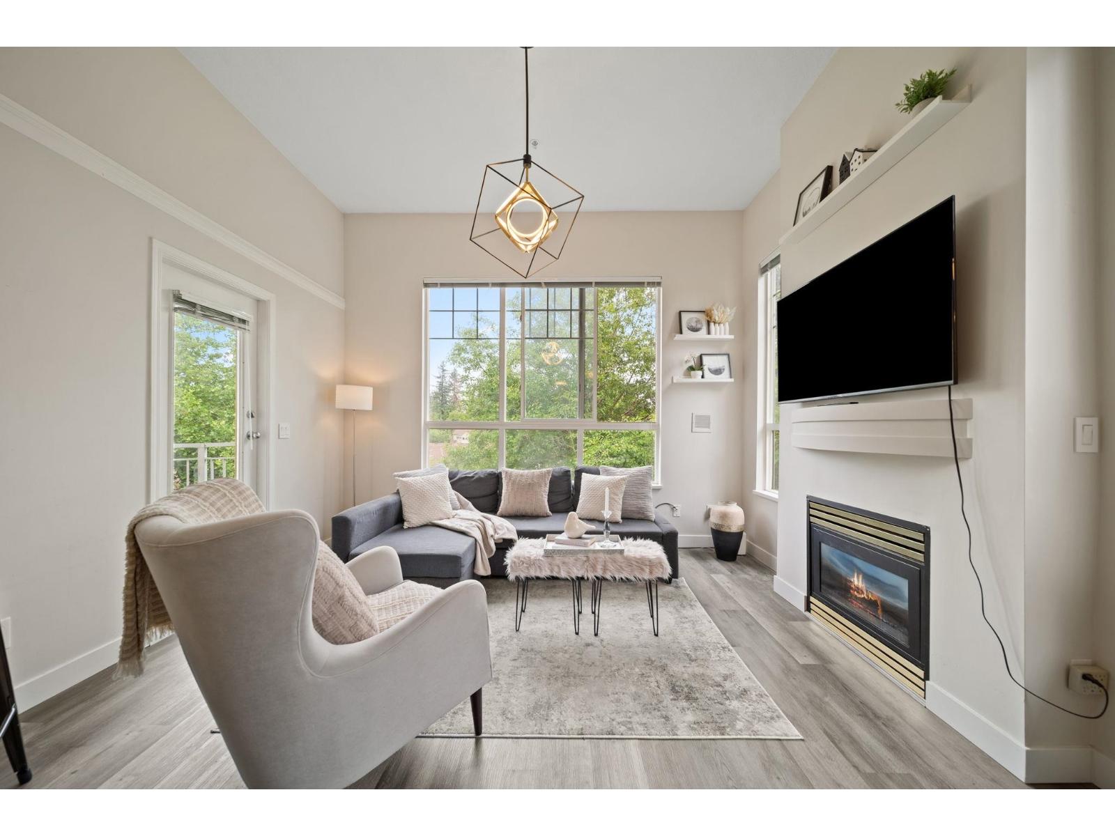 404 10186 155 Street, Surrey, British Columbia  V3R 0R6 - Photo 2 - R3153401