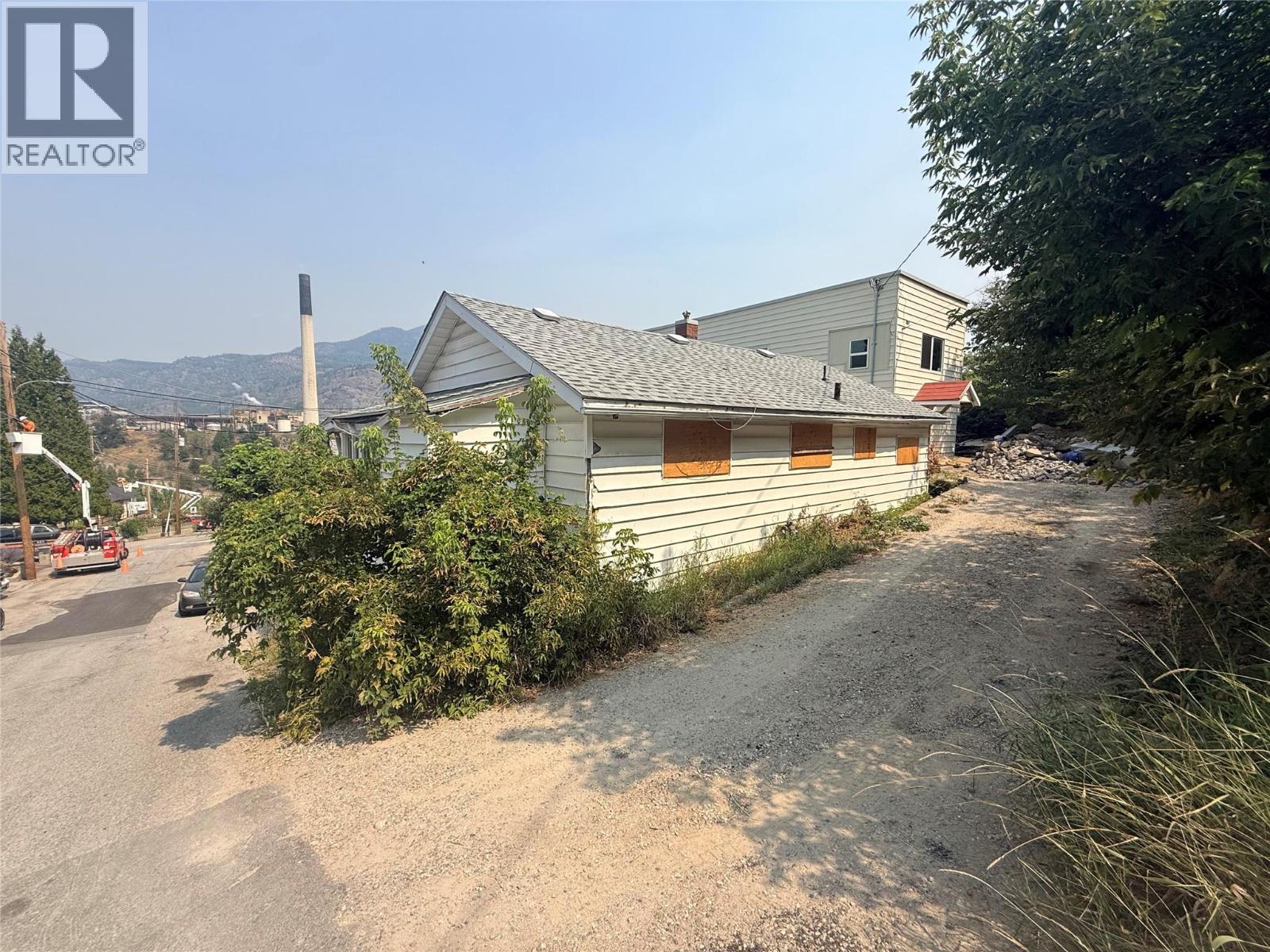 304 Mcanally Street, Trail, British Columbia  V1R 3R4 - Photo 3 - 10389199
