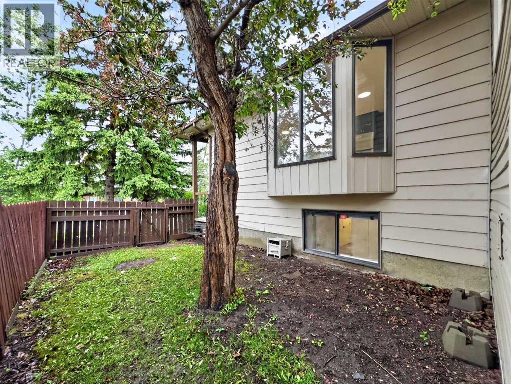 1091 Berkley Drive Nw, Calgary, Alberta  T3K 1S6 - Photo 29 - A2329717