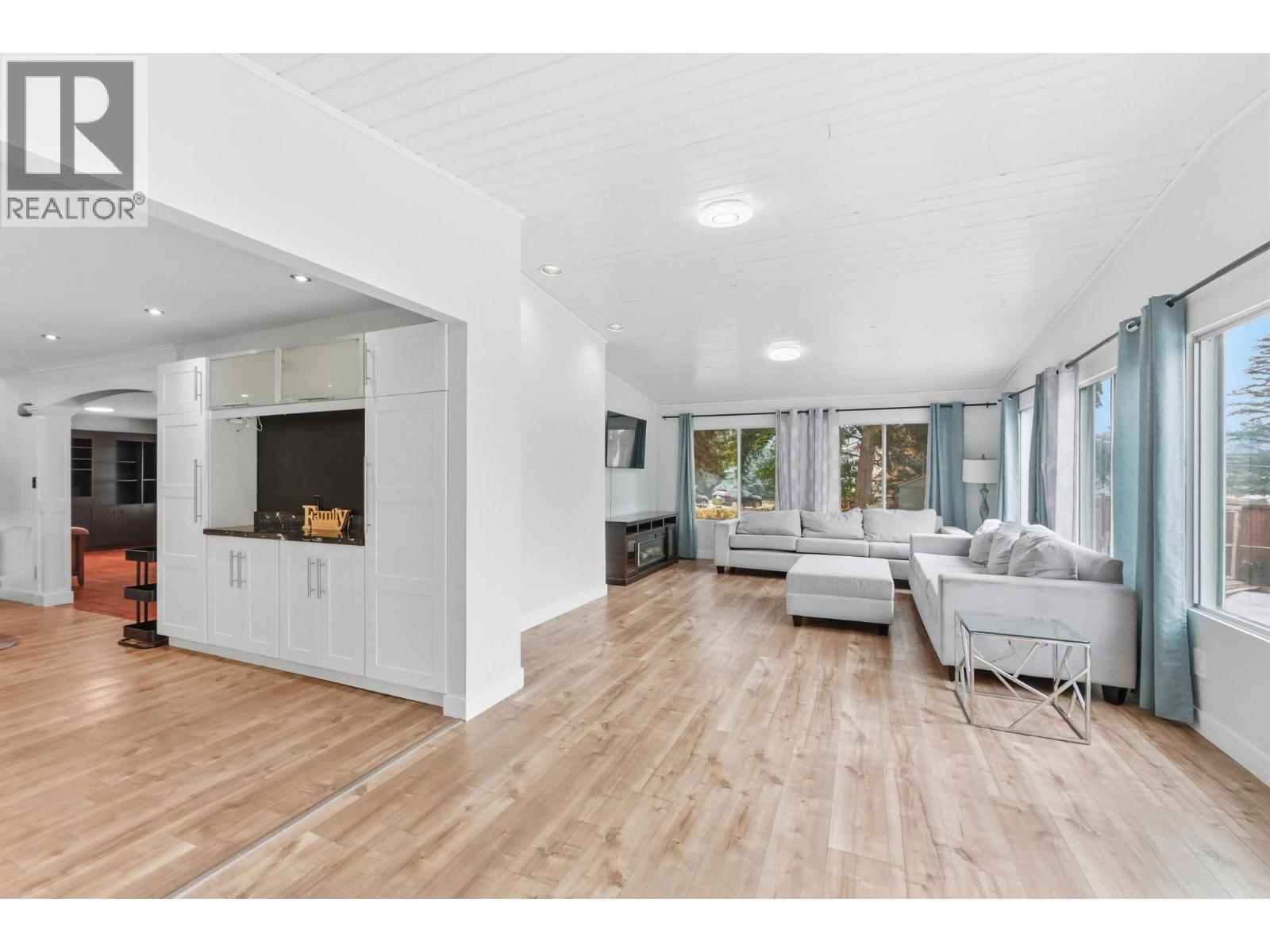 694 Mcclure Road, Kelowna, British Columbia  V1W 1M1 - Photo 5 - 10395747