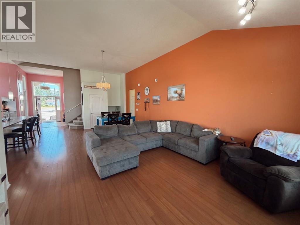1016 2 Street NE, Sundre, Alberta  T0M 1X0 - Photo 11 - A2334360