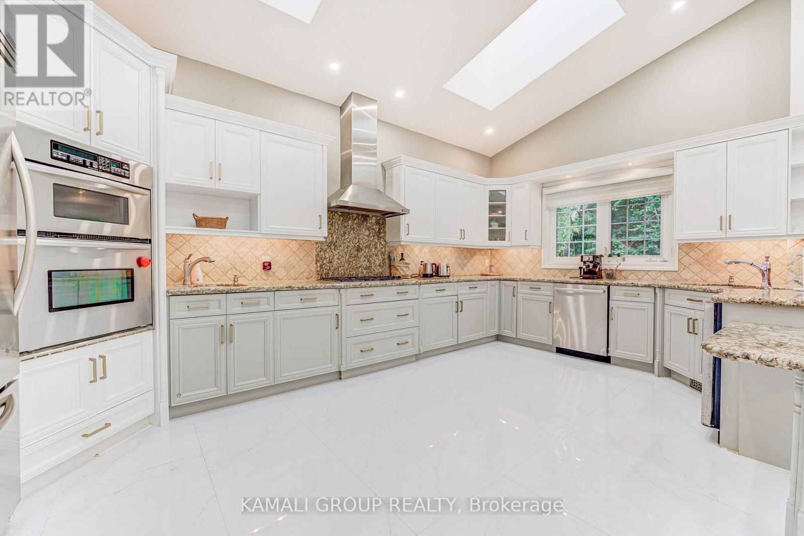5 Caravan Drive, Toronto, Ontario  M3B 1M9 - Photo 4 - C13646498