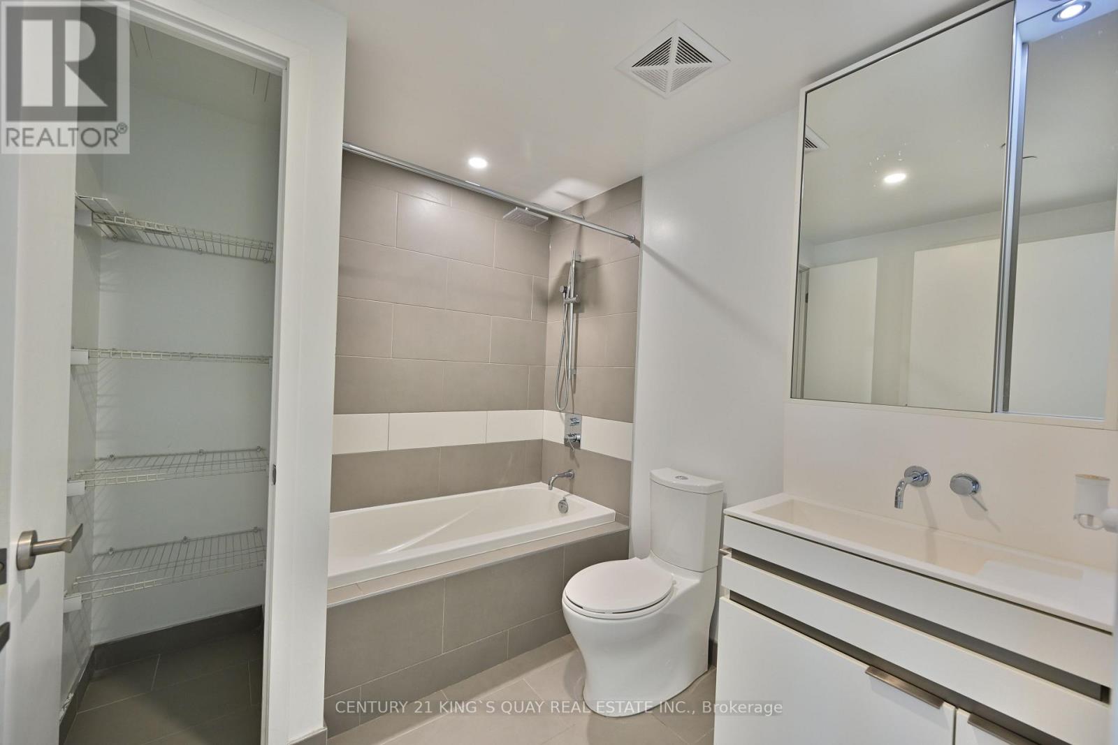 1907 - 197 Yonge Street, Toronto, Ontario  M5B 1M4 - Photo 11 - C13646516