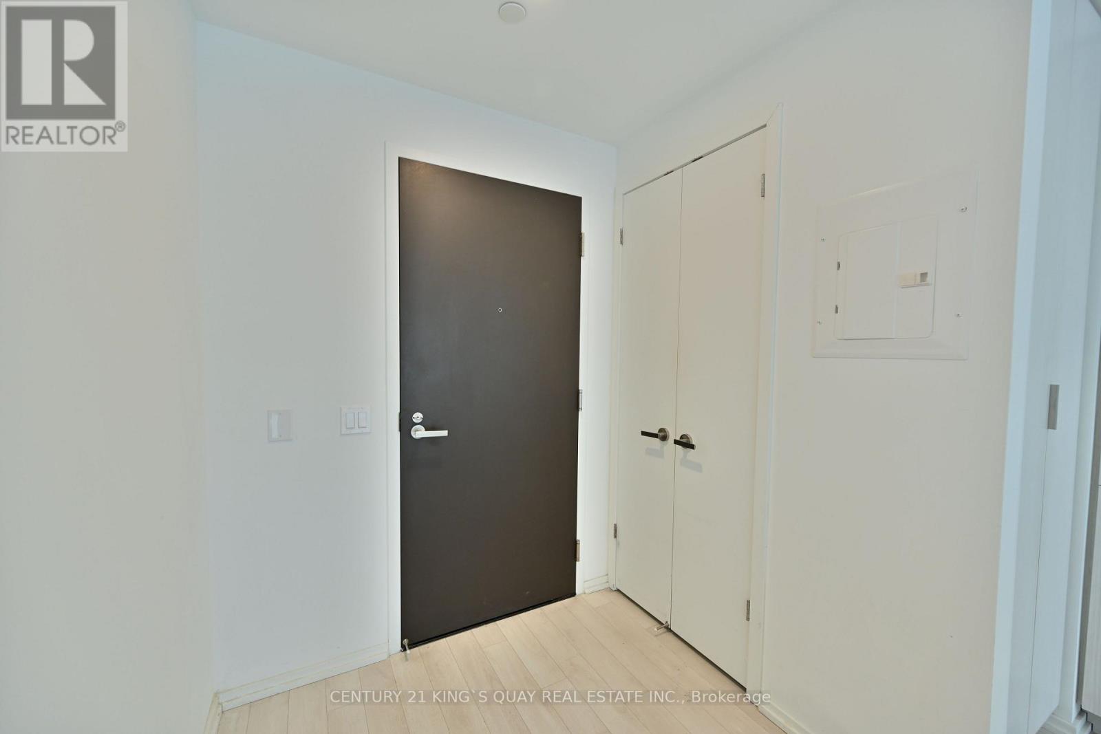 1907 - 197 Yonge Street, Toronto, Ontario  M5B 1M4 - Photo 2 - C13646516